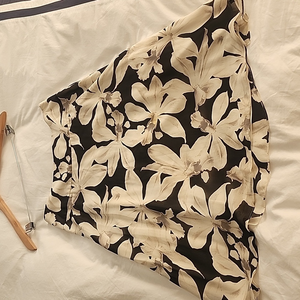 Banana Republic size 6 black and white floral skirt